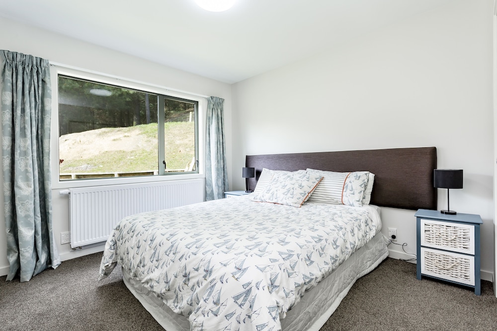 Double Room, 1 Queen Bed, Private Bathroom, Hill View photo 1