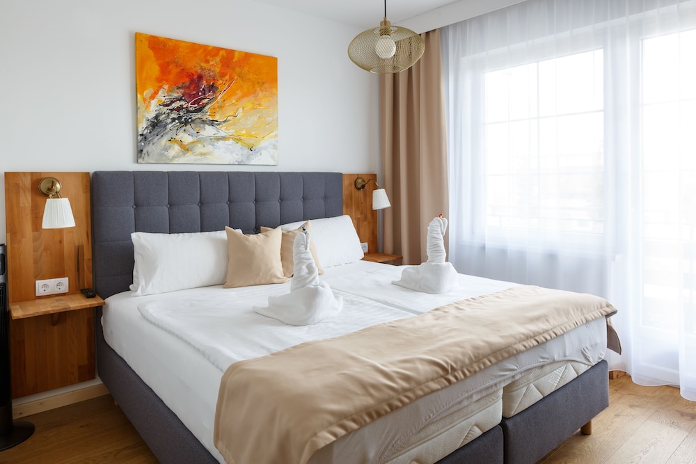 Basic Double Room, Non Smoking, Partial Lake View photo 1