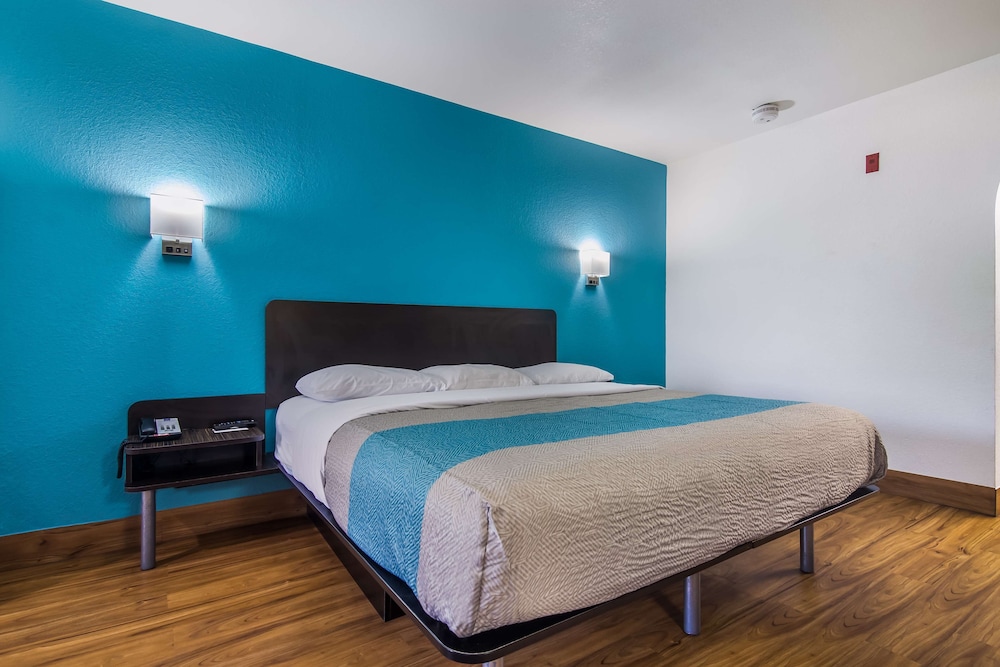 Deluxe Room, 1 King Bed, Non Smoking, Refrigerator & Microwave - Photo 1
