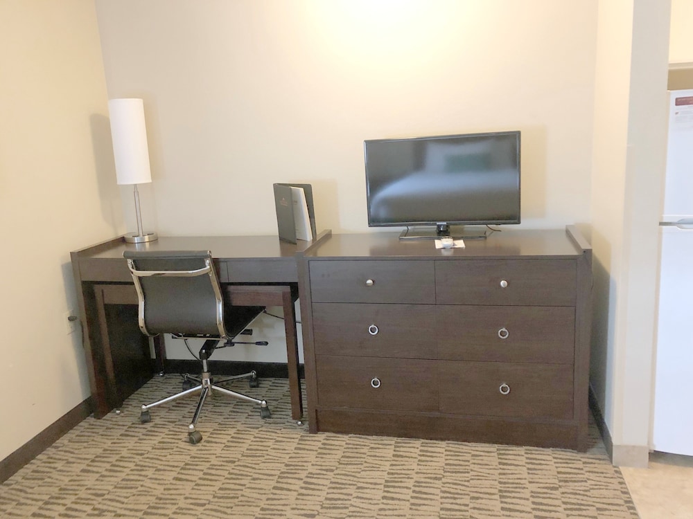 One-King and Two-Double Beds - One Bedroom Suite - Photo 4