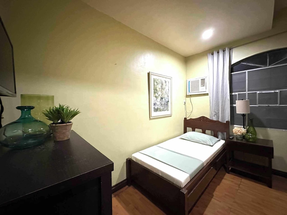 Basic Single Room, 1 Twin Bed, Shared Bathroom photo 1