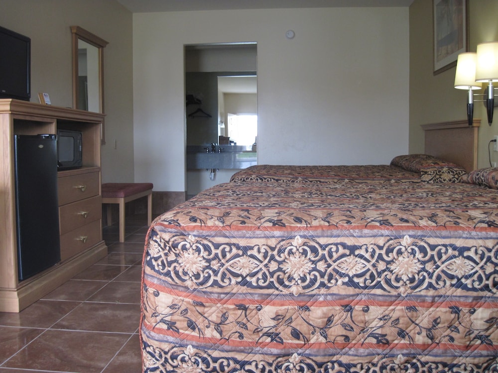 Deluxe Room, 1 King Bed, Smoking - Photo 5