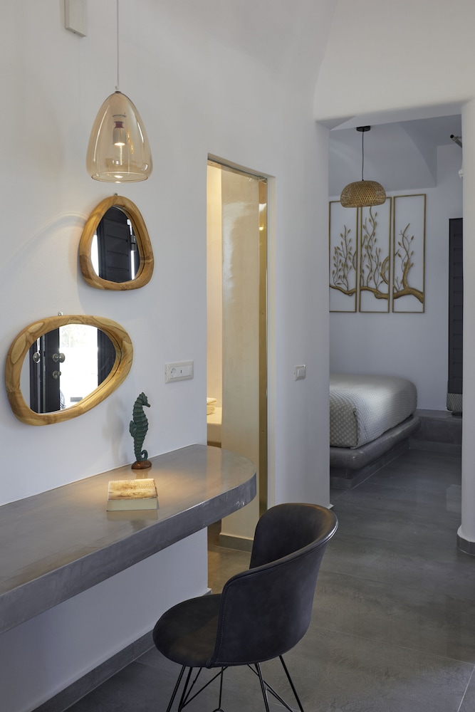 Elegant Suite with outdoor heated private Jacuzzi - Photo 29