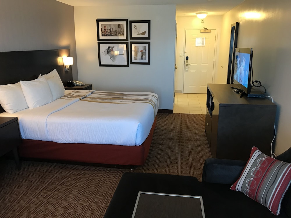 Deluxe Room, 1 King Bed, Non Smoking, Mountain View (Deluxe Executive Room) - Photo 3