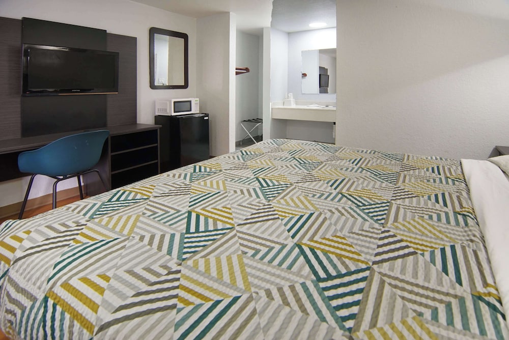 Deluxe Room, 1 King Bed, Non Smoking, Refrigerator & Microwave - Photo 3