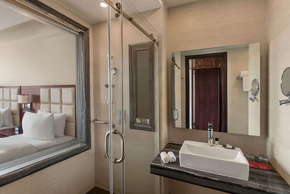 1 King Bed, Deluxe Double Room, Non-Smoking photo 3