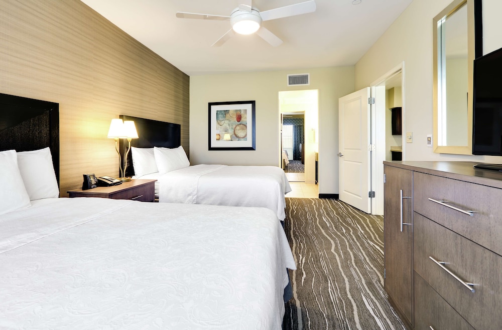 2 Bedroom Suite, 1 King, 2 Queens, Sofa Bed photo 2