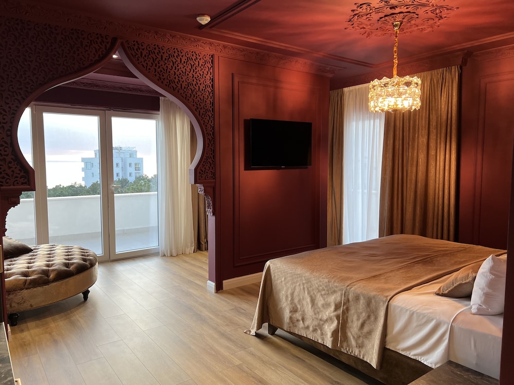 Deluxe Suite, Pool View