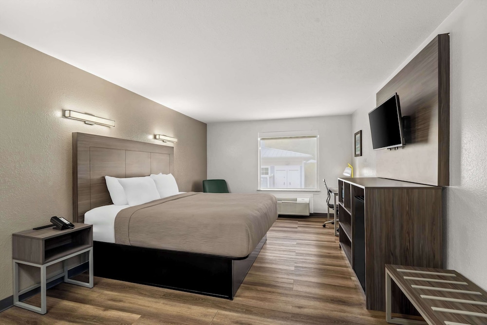 Standard Room, 1 King Bed, Non Smoking - Photo 8
