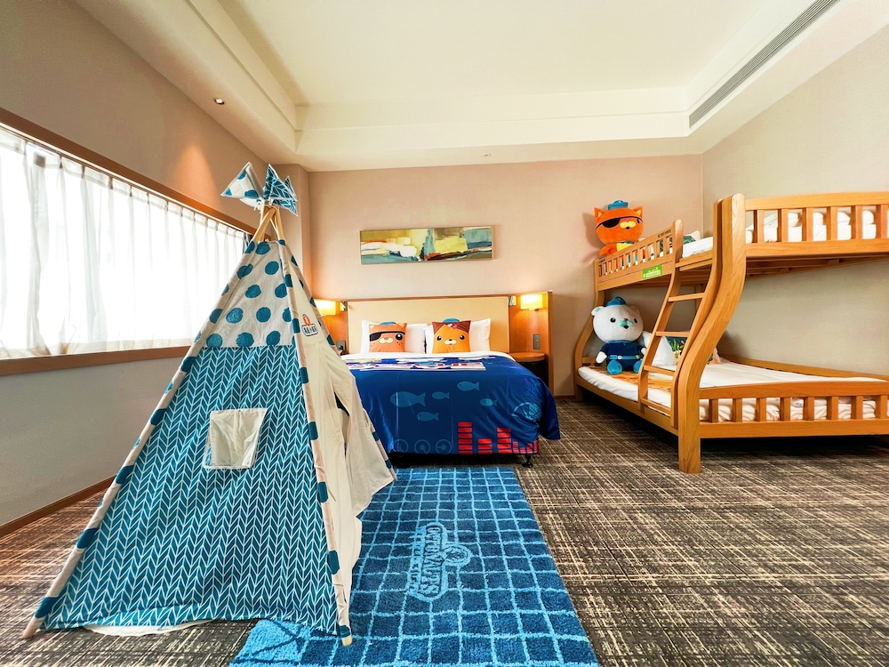 Family Room, Multiple Beds - Photo 6