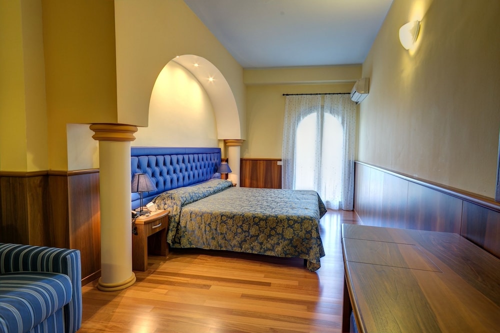 Superior Double or Twin Room, Sea View - Photo 3