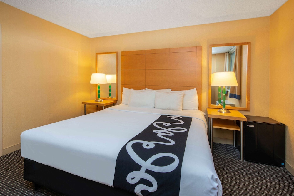 Suite, 1 King Bed, Non Smoking (1 Bedroom) - Photo 3