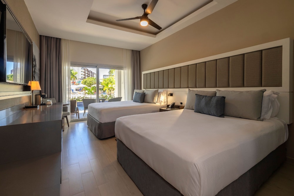 Luxury Presidential Jacuzzi Swim out Pool view Two Bedroom Suite Diamond Club photo 3