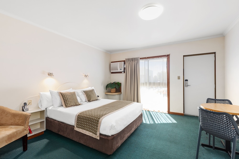 Standard Room, 1 Queen Bed, Bathtub