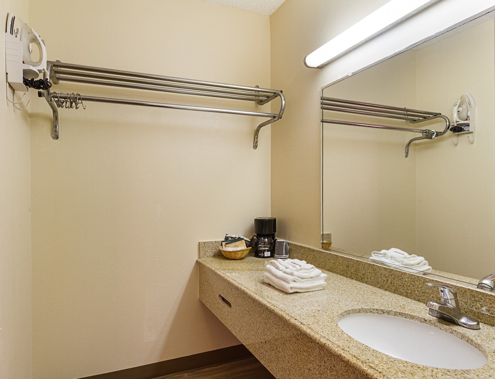 Deluxe Room, 1 King Bed, Accessible, Non Smoking (Roll-In Shower) - Photo 4