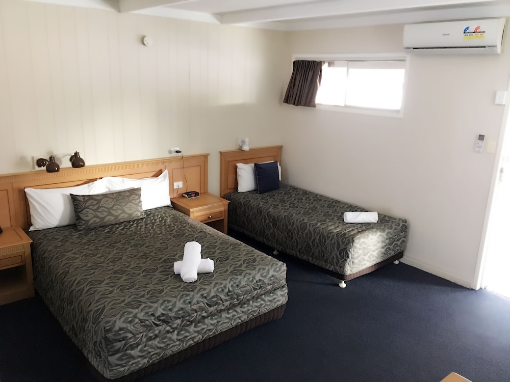 Standard Room, Non Smoking (Queen & single) photo 3