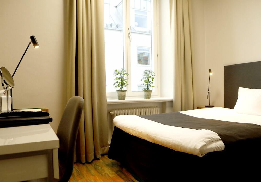 Grand lit room with queen bed