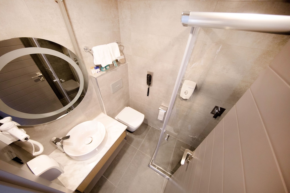 Standard Triple Room thumbnail 5