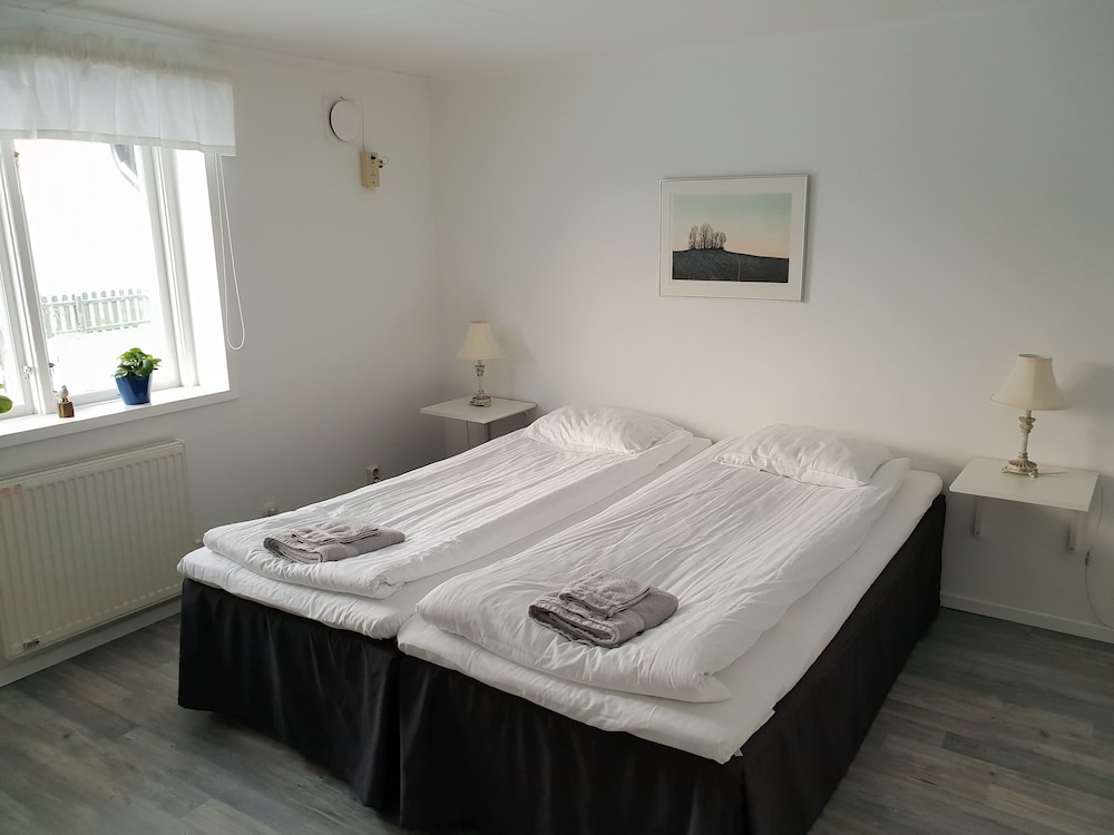 Twin Room, 2 Twin Beds, Shared Bathroom