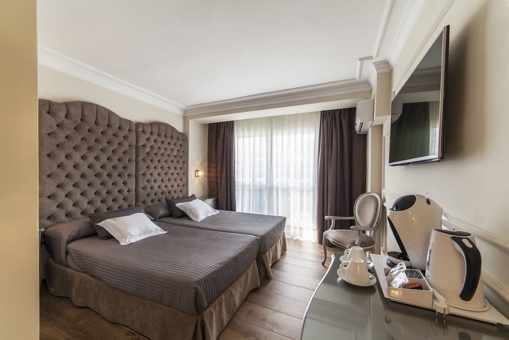 Standard Double or Twin Room, Balcony, City View - Photo 1