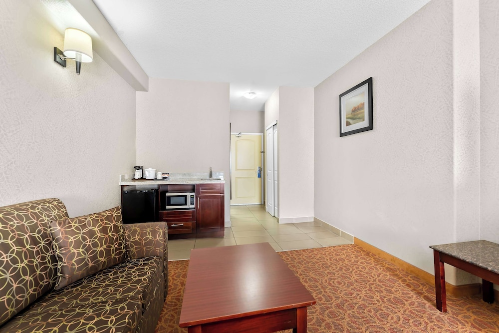 Standard Room, 1 Queen Bed, Non Smoking, Refrigerator & Microwave (Pet Friendly;with Sofabed) - Photo 5