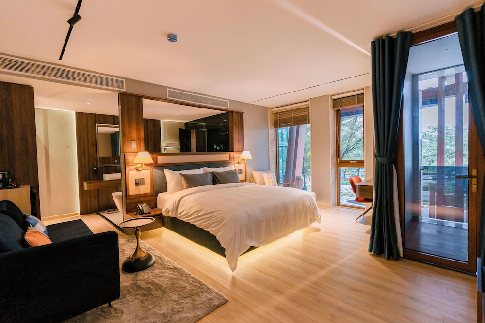 Junior Room, City View
