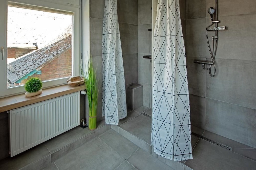 Single Room, Shared Bathroom photo 3