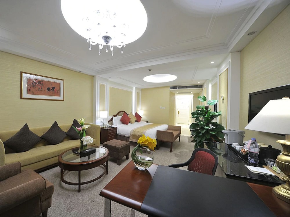 Executive Room thumbnail 6