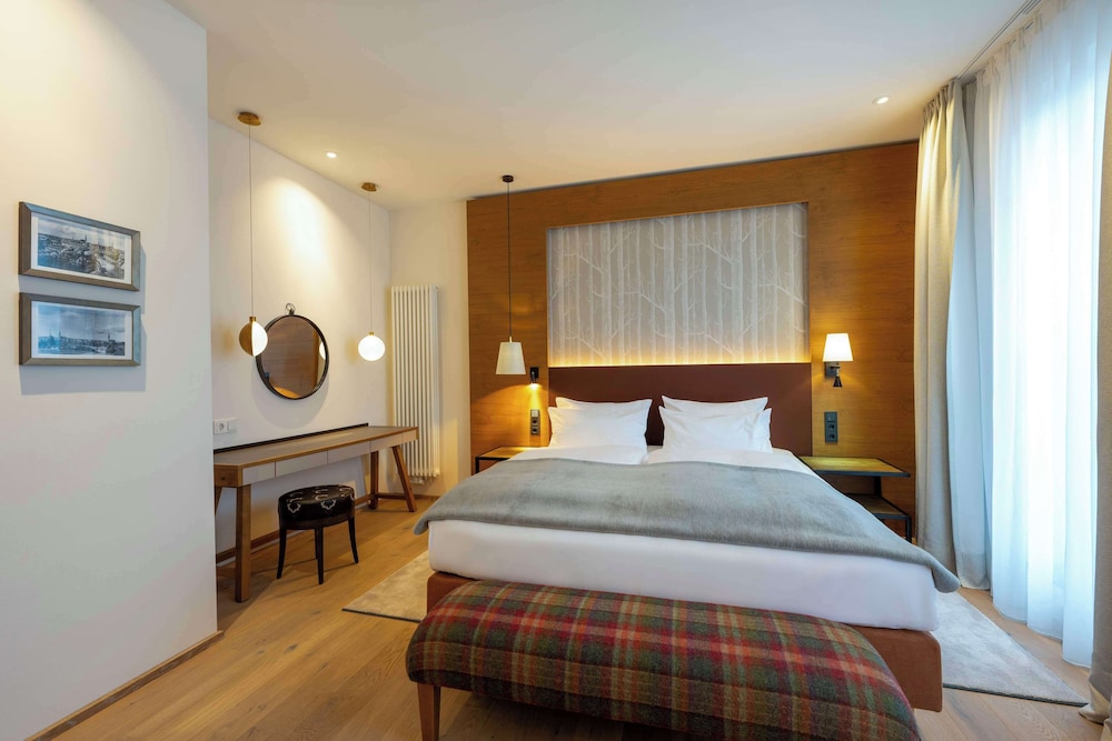 Suite, 1 King Bed, Balcony (Living Room) - Photo 4