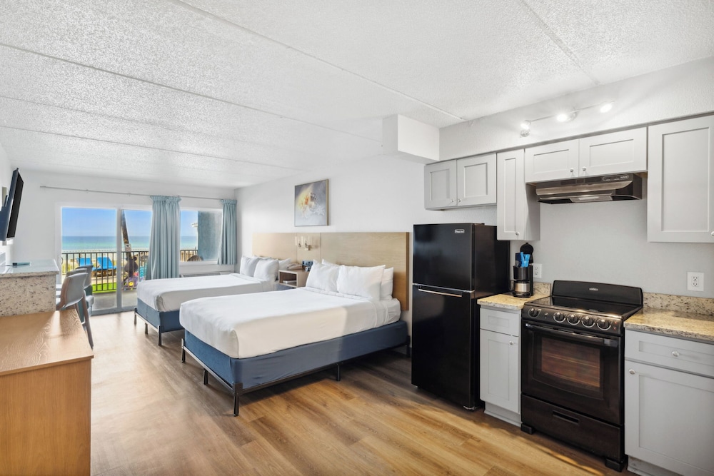 Room, 2 Queen Beds, Kitchen, Beachfront (Walkout, Split Accommodations) - Photo 1