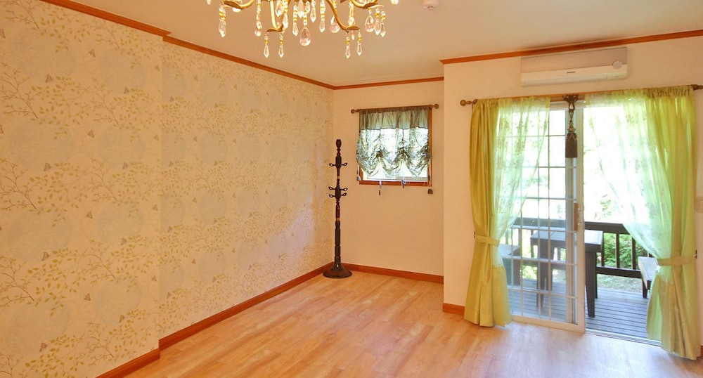 Room (C) photo 3