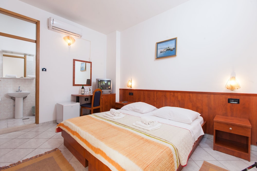 Classic Double or Twin Room, Balcony, Mountain View (See and Mountain View) photo 1