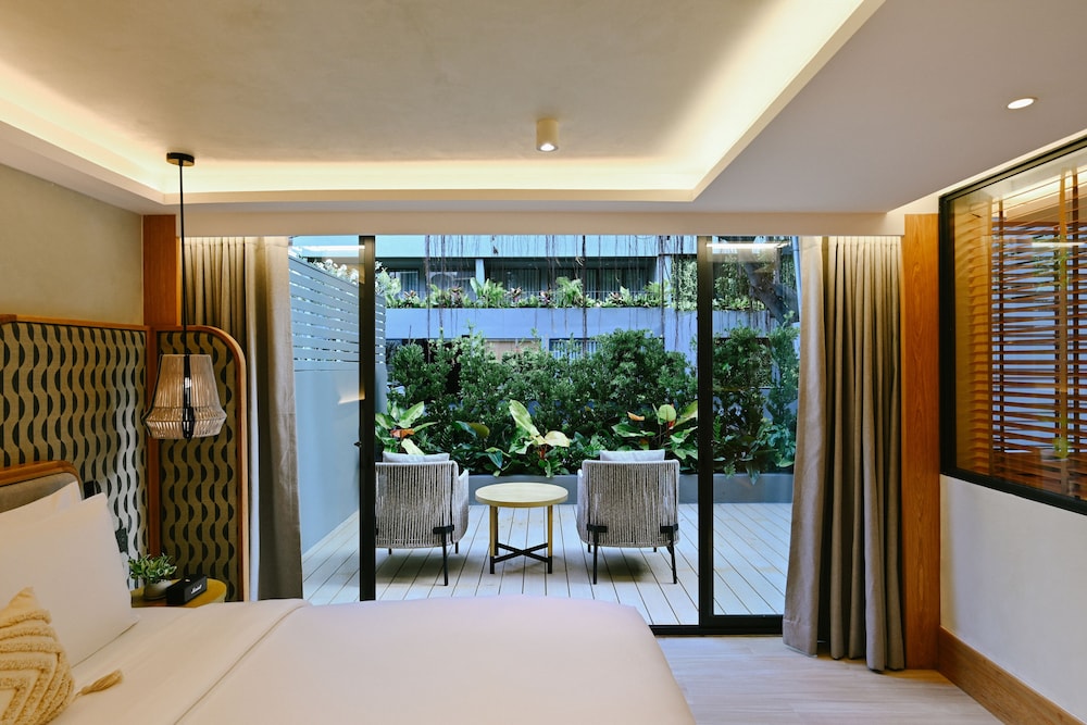 Deluxe Suite King Bed with Bathtub and Terrace photo 2