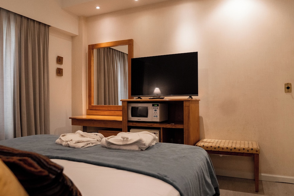 Basic Room, 1 Queen Bed photo 2