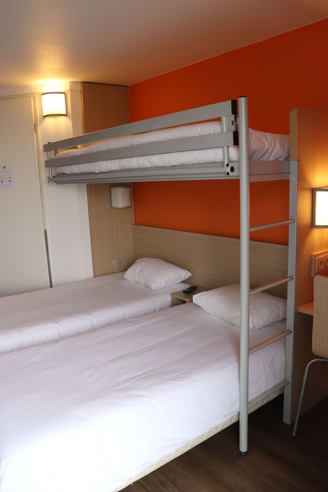 Standard Room, 3 Twin Beds - Photo 6