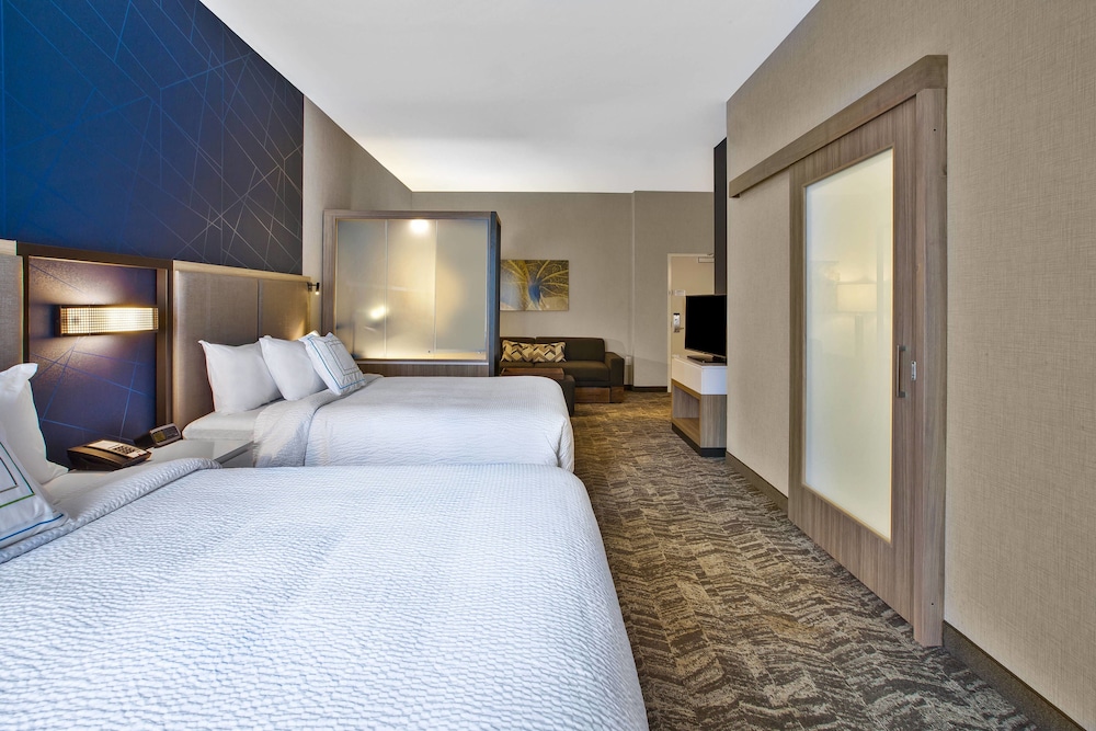 Suite, Multiple Beds (Mobility/Hearing Accessible, Tub)