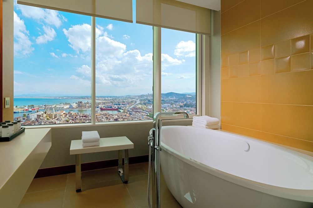Executive Suite, 1 King Bed, Smoking photo 2
