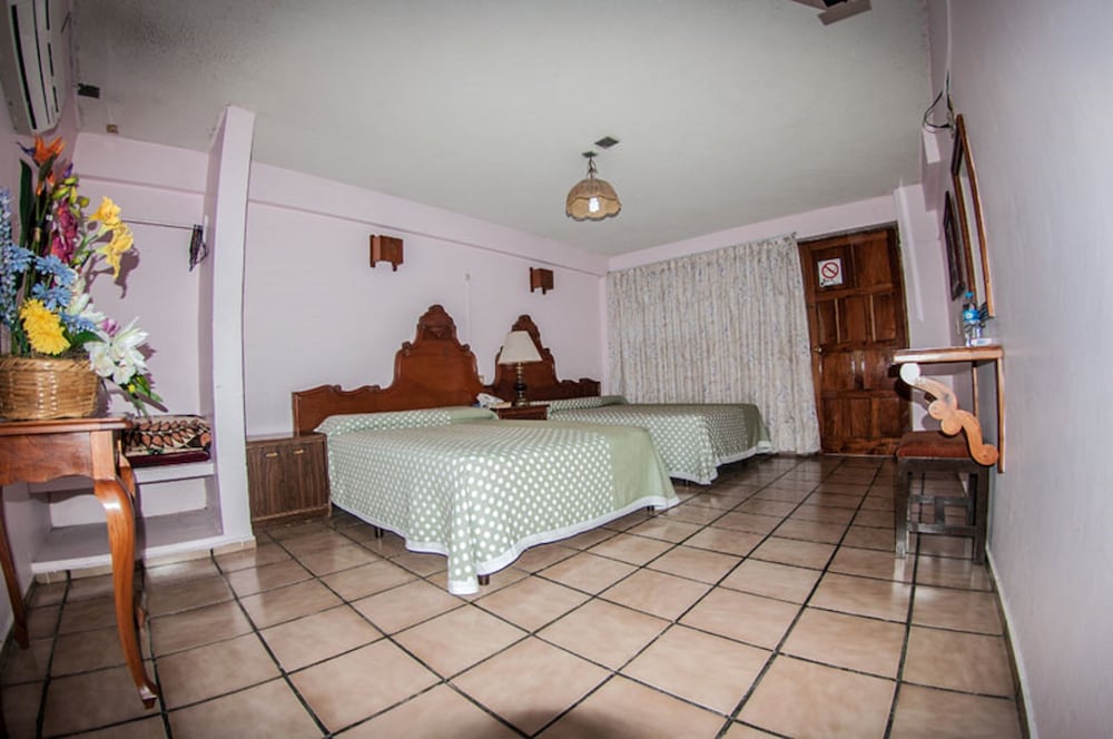 Basic Quadruple Room, 2 Queen Beds, Non Smoking