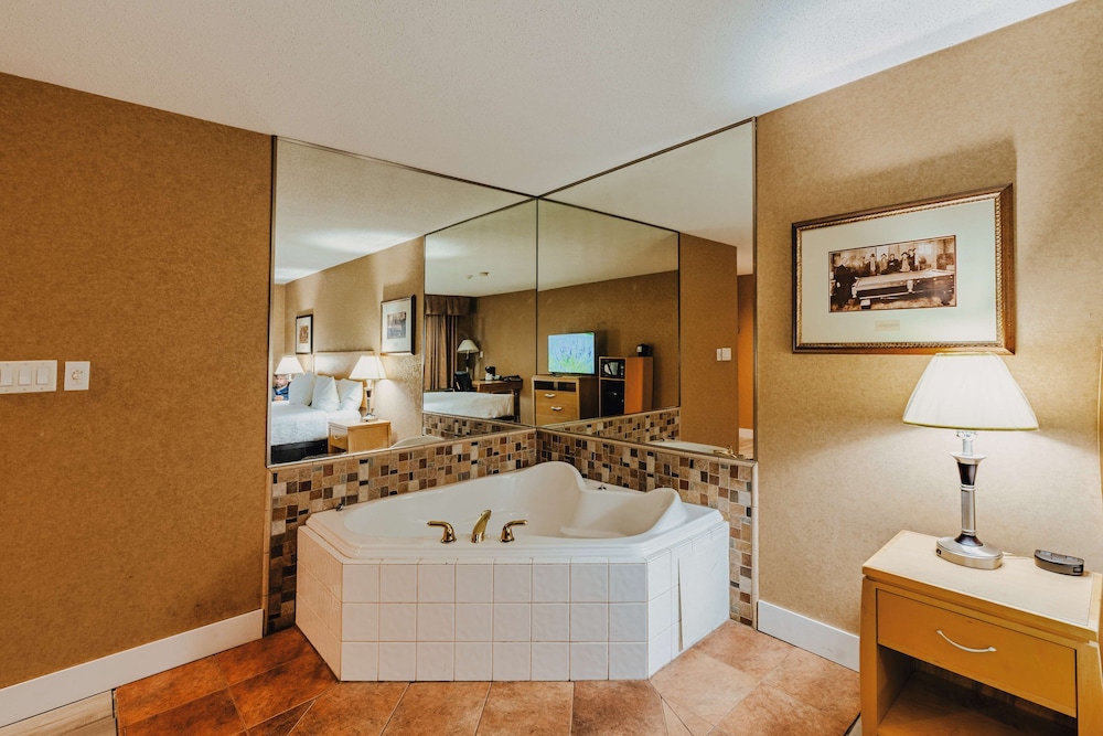 Suite, 1 King Bed, Non Smoking, Balcony - Photo 4