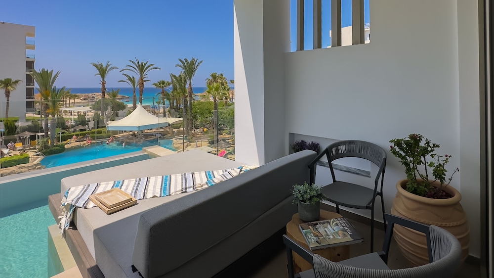 Signature Swim up Room Sea view, Pool view - Photo 5