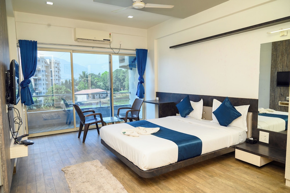 Family Room, Balcony, City View