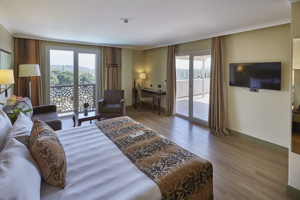 Suite, Multiple Beds, Non Smoking, Corner photo 2