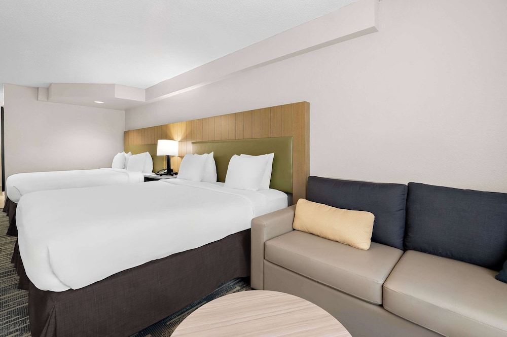 Suite, Multiple Beds, Non Smoking photo 2