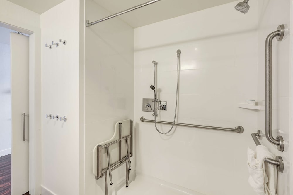 Room, 2 Queen Beds, Accessible, Bathtub photo 3