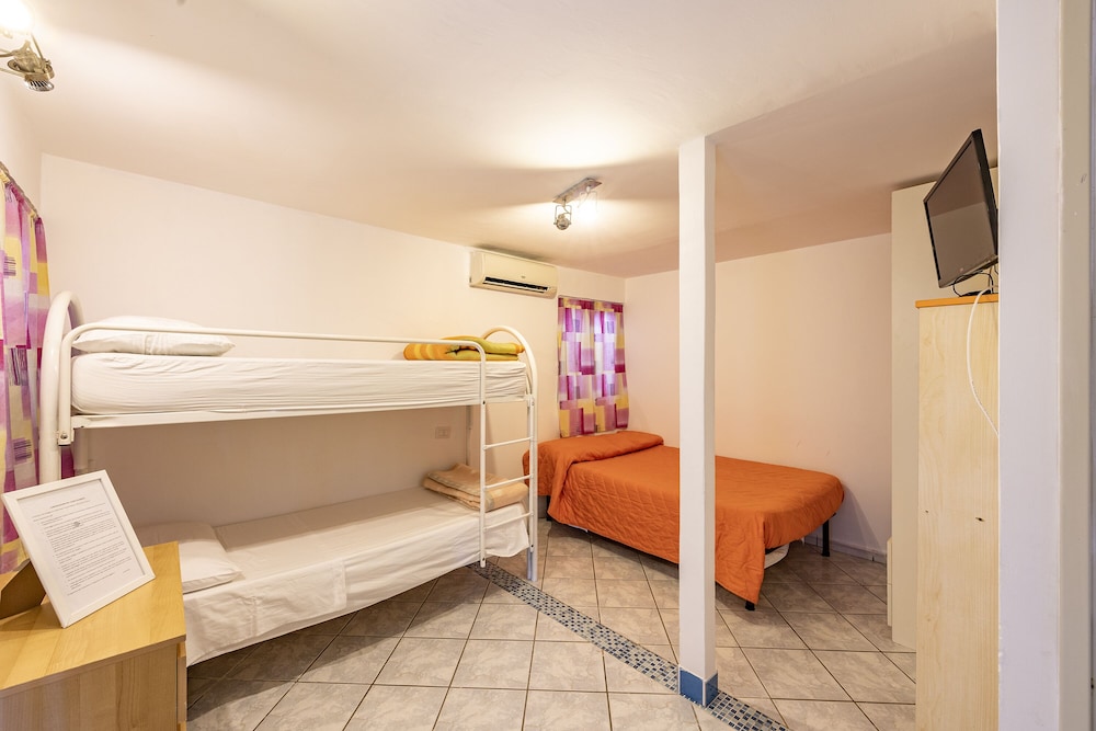 Family Chalet, 1 Bedroom (Bungalow Near The Sea 5)