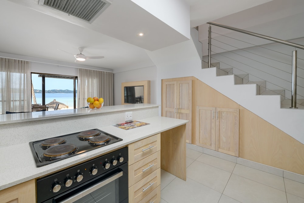 Three Bedroom Duplex Apartment with Patio - Photo 5