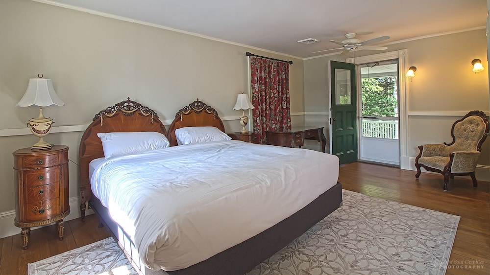 Woodrow Wilson Suite, 1 King Bed, Petite claw foot tub, Fireplace, Private porch, Library Access