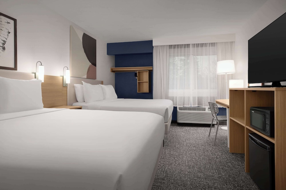 Room, 2 Queen Beds, Accessible (Mobility & Roll-In Shower) photo 2