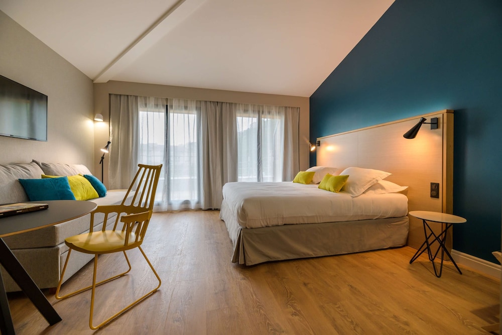 Standard Studio, 1 King Bed, Non Smoking, Kitchenette - Photo 3