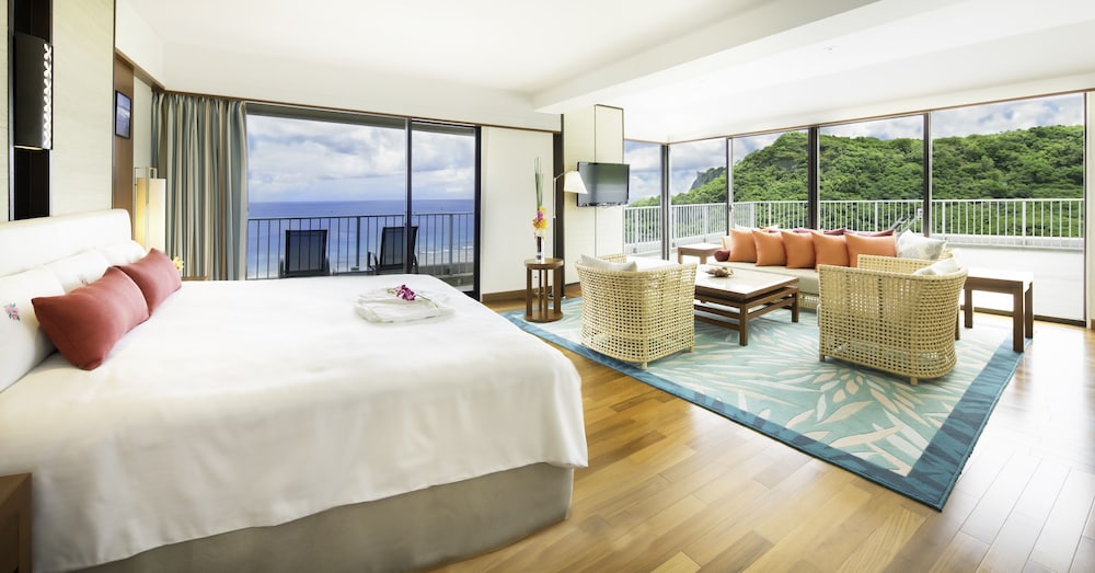 Ocean Front Suite with Lounge access (Breakfast at Restaurant, includes child)